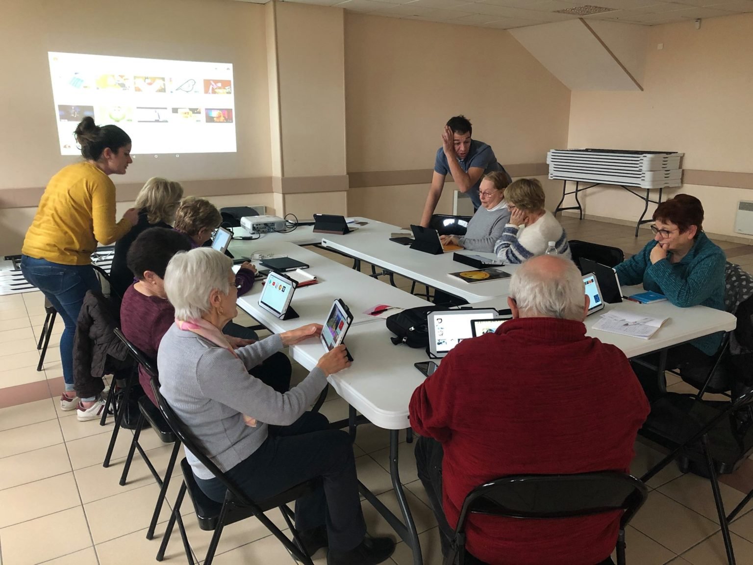 Atelier numérique avec des participants devant des tablettes