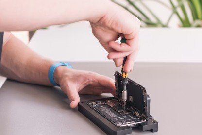 Technicien qui démonte un smartphone